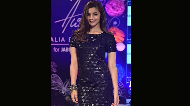 ভারতে নিজের পোশাক প্রতিষ্ঠান ‘আলিয়া’র উদ্বোধনী অনুষ্ঠানে বলিউড তারকা আলিয়া ভাট। মুম্বাই থেকে সোমবার তোলা ছবিটি মঙ্গলবার প্রকাশ করা হয়। ছবি: আইএএনএস