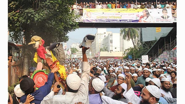 আবদুল লতিফ সিদ্দিকীকে গ্রেপ্তার ও তাঁর দৃষ্টান্তমূলক শাস্তির দাবিতে ইসলামী আন্দোলন, বাংলাদেশ জাতীয় প্রেসক্লাবের সামনের সড়কে বিক্ষোভ সমাবেশ করে। এ সময় লতিফ সিদ্দিকীর কুশপুত্তলিকা দাহ করে সংগঠনটি। ছবি: মনিরুল আলম