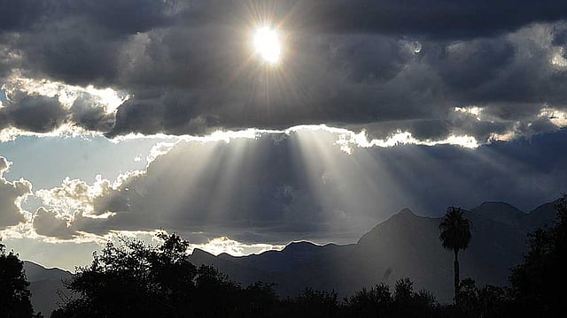 যুক্তরাষ্ট্রে লাসভেগাসের আকাশে সূর্যের আলোকরশ্মিকে আড়াল করে লুকোচুরি খেলছে কালো মেঘের দল। ছবিটি মঙ্গলবার তোলা। ছবি: ইউসুফ সা’দ
