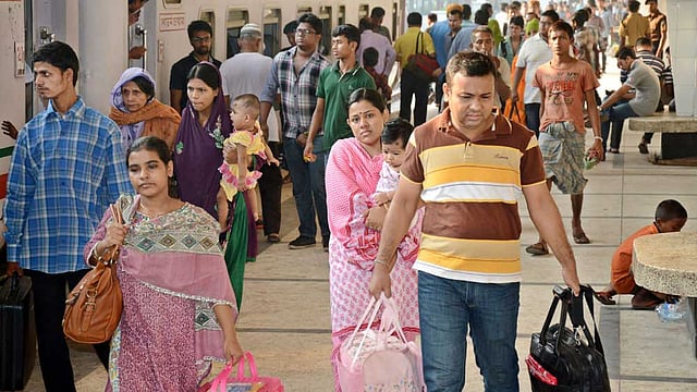 প্রিয়জনের সঙ্গে ঈদের আনন্দ উপভোগ করতে রাজধানী ছাড়তে শুরু করেছে নগরবাসী। ছবিটি আজ কমলাপুর রেলওয়ে স্টেশন থেকে তোলা। ছবি: ফোকাস বাংলা