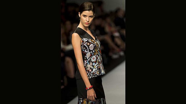 মেক্সিকো শহরে শুরু হয়েছে সপ্তাহব্যাপী ফ্যাশন শো। প্রথম দিনে মঙ্গলবার নকশাকার পিনেদা-কোভালিনের নকশা করা পোশাকে একজন মডেল। ছবি: এএফপি