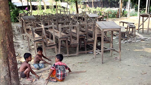 কুমিল্লা সদর উপজেলার মান্দারী উদয়ন একাডেমি নামের এই শিক্ষাপ্রতিষ্ঠানটিকে মঙ্গলবার দুপুরে ভেঙে দিয়েছে দুর্বৃত্তরা। স্কুলের চেয়ার-টেবিলের ভাঙা অংশ দিয়ে খেলছে শিশুরা। ছবিটি আজকের তোলা। ছবি: এম সাদেক, কুমিল্লা
