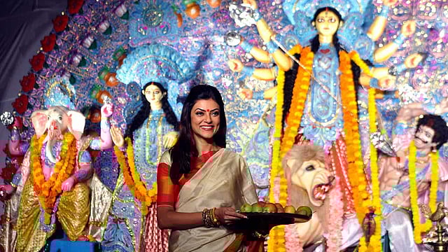 ভারতের মুম্বাইয়ে মঙ্গলবার দুর্গাপূজার ষষ্ঠীতে সুস্মিতা সেন। ছবি: এএফপি