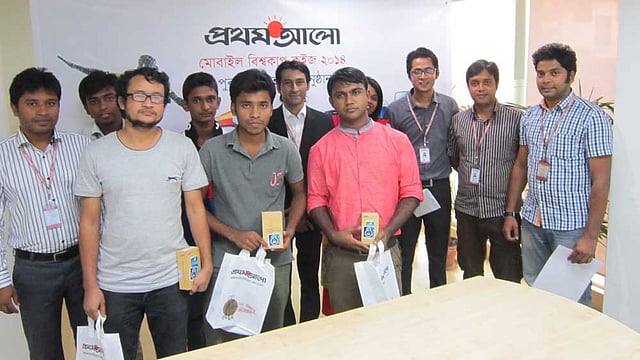 ফুটবল বিশ্বকাপ-২০১৪ উপলক্ষে  প্রথম আলো  আয়োজিত ‘আনলিমিটেড কুইজ’-এর পুরস্কার বিতরণী অনুষ্ঠানে বিজয়ীরা। প্রথম হয়েছেন ফয়সাল হোসেন (মাঝে), দ্বিতীয় জীবন বিকাশ রায় (বামে) ও তৃতীয় সায়েদ উদ্দিন (ডানে)। পাশে প্রথম আলো ডিজিটালের কর্মীরা। ছবি: প্রথম আলো