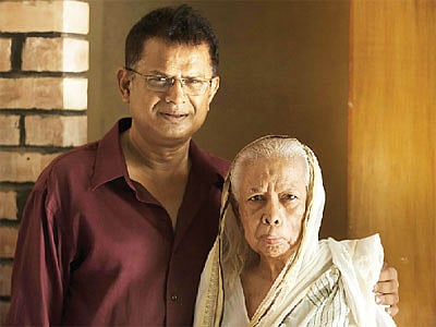মা আেয়শা ফয়েজের সঙ্গে আহসান হাবীব। ছবি: কবির হোসেন