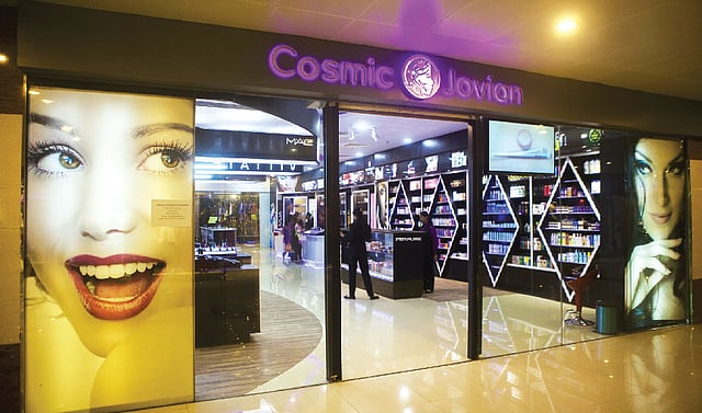 সাকিব–শিশিরের কসমিক জোভিয়ান। ঢাকার যমুনা ফিউচার পার্কে নিজের পছন্দের সব প্রসাধন পণ্য দিয়েই দোকানটি সাজিয়েছেন শিশির। ছবি: প্রথম আলো