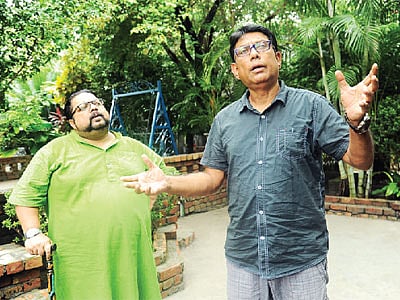 রাত বিরাতে, সাতক্ষীরাতে নাটকের দৃশ্য। চ্যানেল আইেয় রোববার থেকে ঈদের সাত দিন পর্যন্ত প্রতিদিন সন্ধ্যা ৬টা ১০ মিনিটে প্রচারিত হবে ধারাবাহিক নাটক। ফরিদুর রেজা সাগরের ‘ছোটকাকু’ সিরিজের উপন্যাস অবলম্বনে আট পর্বের ধারাবাহিকটির চিত্রনাট্য লিখেছেন ও পরিচালনা করেছেন আফজাল হোসেন।