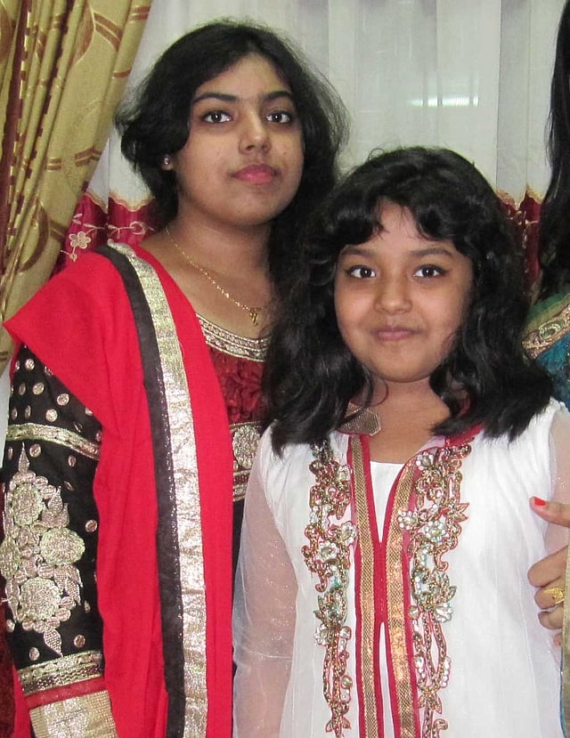 পূজায় নতুন কাপড় পরেছে বাংলাদেশি দুই কিশোরী