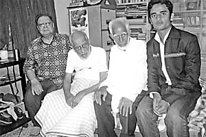 বাঁ থেেক লেখক, ভাষাসৈনিক আবদুল মতিন ও ভাসানী ফাউন্ডেশনের চেয়ারম্যান আবদুর রাজ্জাক চৌধুরী