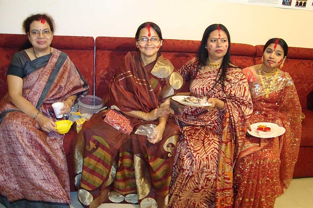 আবুধাবিতে কয়েকজন বাংলাদেশি হিন্দু ধর্মাবলম্বী নারী। ছবিটি একে অন্যের কপালে সিঁদুর লাগানোর পর তোলা