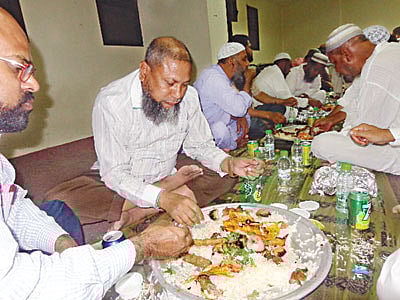 মক্কায় একসঙ্গে বসে খাসির কাবাবসহ মেন্দি খাচ্ছেন বাংলাদেশিরা l ছবি: প্রথম আলো