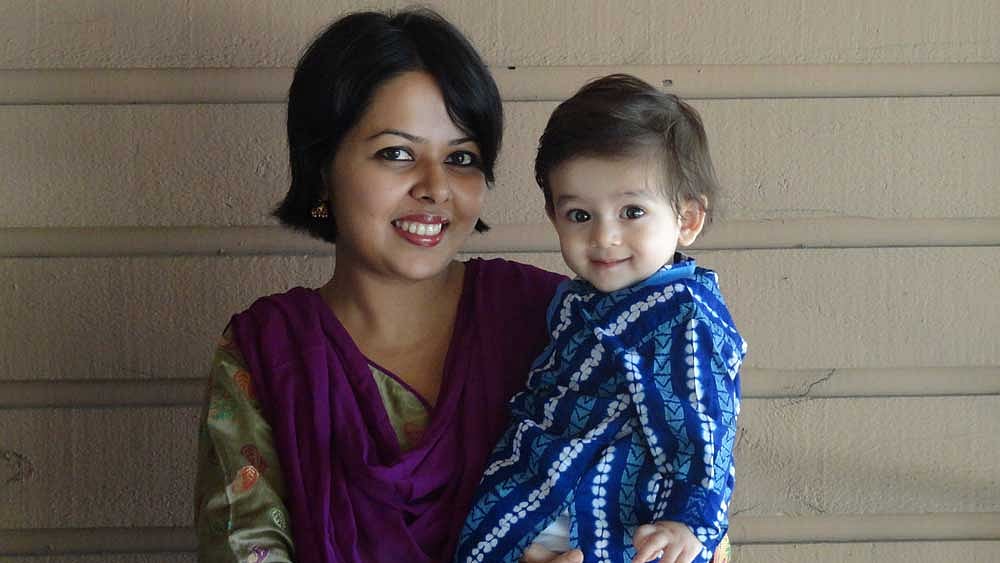 সন্তান অহনসহ লেখিকা