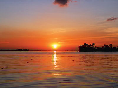 আবিরের রঙে চরাচর রাঙিয়ে ডুবছে সূর্য। অষ্টগ্রাম হাওর