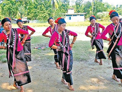 নাইক্ষ্যংছড়ির আদিবাসী পল্লিতে ঐতিহ্যবাহী জুম নাচ পরিবেশন করছেন চাক নারীরা। ছবিটি ১২ অক্টোবর দুপুরে তোলা l প্রথম আলো