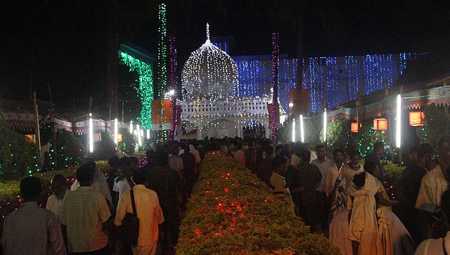 উৎসব উপলক্ষে সাজানো হয়েছে কুষ্টিয়ার ছেঁউরিয়ার লালন আখড়া। ছবি: তৌহিদী হাসান, কুষ্টিয়া