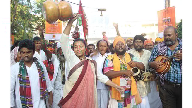 লালন আখড়াবাড়ি যেন পরিণত হয়েছে সাধু-বাউলদের মিলনমেলায়। ছবি: তৌহিদী হাসান, কুষ্টিয়া