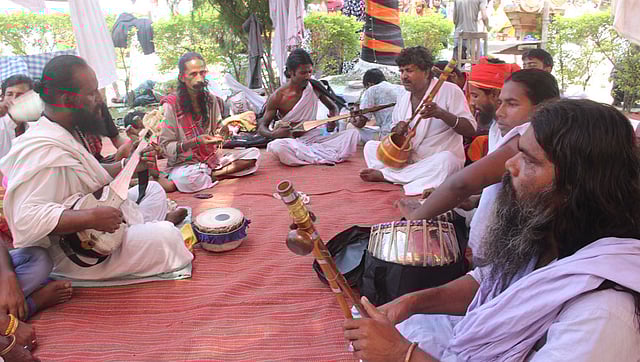 বাদ্যযন্ত্র আর আধ্যাত্মিক গানে মুখর কুষ্টিয়ার ছেঁউড়িয়ার লালন আখড়াবাড়ি। ছবি: তৌহিদী হাসান, কুষ্টিয়া