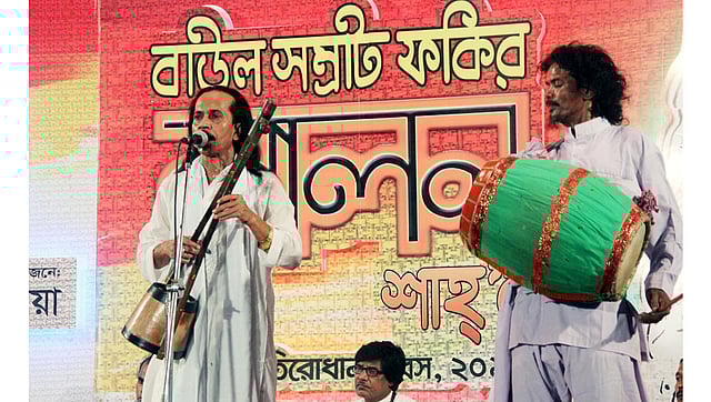 লালনের গান গাইছেন একজন শিল্পী। ছবি: তৌহিদী হাসান, কুষ্টিয়া