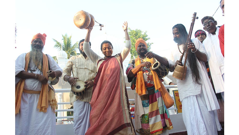 কুষ্টিয়ার ছেঁউরিয়ায় বৃহস্পতিবার লালন স্মরণ উৎসবে আসা ভক্তরা। ফকির লালন শাহের ১২৪তম তিরোধান দিবস উপলক্ষে গতকাল (১৬ অক্টোবর ২০১৪) থেকে শুরু হয়েছে পাঁচ দিনব্যাপী এই উৎসব। ছবি: তৌহিদী হাসান, কুষ্টিয়া