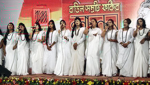 লালনসংগীত পরিবেশন করছেন শিল্পীরা। ছবি: তৌহিদী হাসান, কুষ্টিয়া