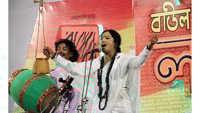 একতারা হাতে লালনের গান গাইছেন এক শিল্পী। ছবি: তৌহিদী হাসান, কুষ্টিয়া