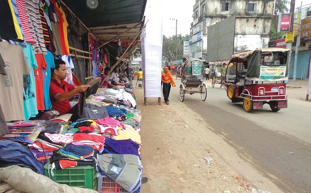 কক্সবাজার শহরের বঙ্গবন্ধু সড়ক দখল করে গড়ে উঠেছে অসংখ্য কাপড়ের দোকান l প্রথম আলো