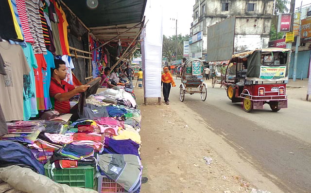 কক্সবাজার শহরের বঙ্গবন্ধু সড়ক দখল করে গড়ে উঠেছে অসংখ্য কাপড়ের দোকান l প্রথম আলো