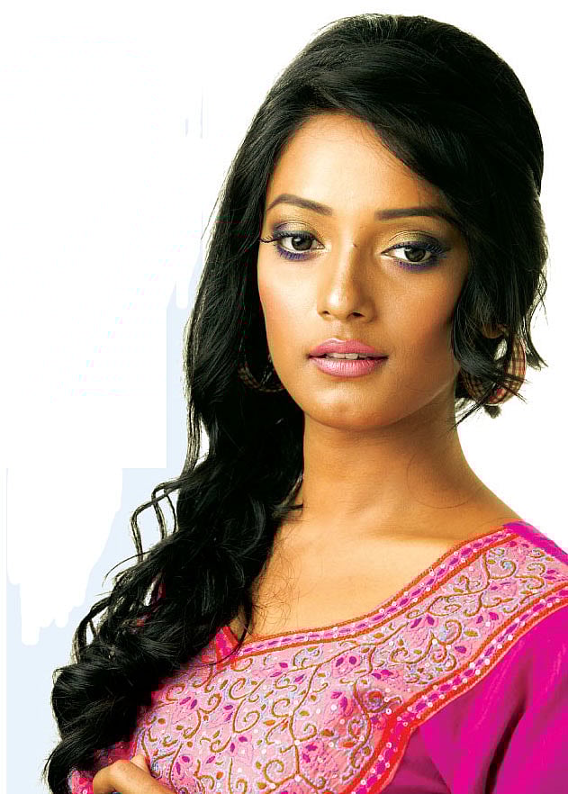 ত্বক বুঝে বেছে নিন পছন্দের লিপস্টিক–শেড। মডেল: জ্যোতি, ছবি: নকশা