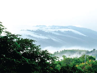 ফুরামনের চূড়া থেকে চারপাশটা এমনই সুন্দর