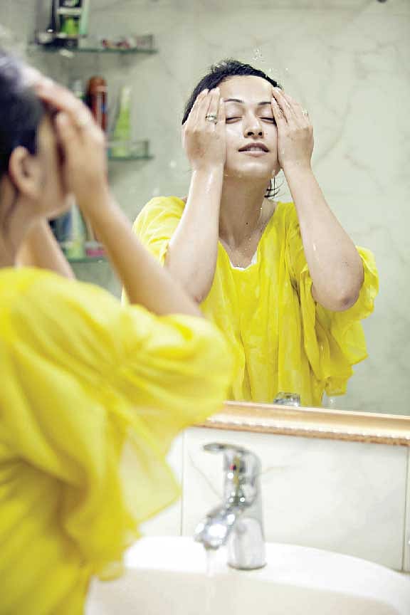 চোখের জ্বালাপোড়া কমাতে পানির ঝাপটা দিতে পারেন। মডেল: সম্প্রীতি। ছবি: অধুনা