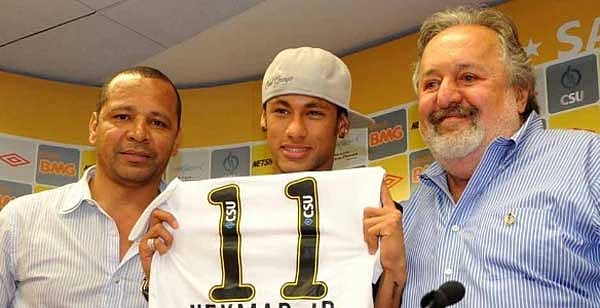 সিনিয়র নেইমার (বামে) ও সান্তোসের সাবেক সভাপতি রিবেইরোর (ডানে) সঙ্গে নেইমার। ছবি: ওয়েবসাইট