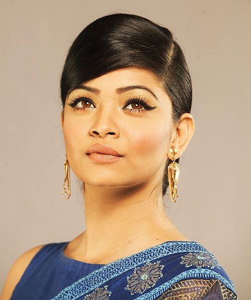 মডেল: বেনজির