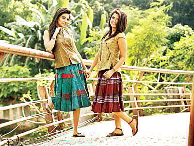 কিশোরী বা তরুণীদের ফ্যাশন অনুষঙ্গ হিসেবে জনপ্রিয়তা পাচ্ছে এখন স্কার্ট