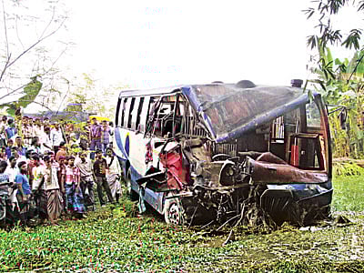 নাটোরের বড়াইগ্রামে দুটি বাসের মুখোমুখি সংঘর্ষে দুমড়ে-মুচড়ে যাওয়া কেয়া পরিবহনের বাসটি। গতকালের ভয়াবহ ওই সড়ক দুর্ঘটনায় প্রাণ হারান অন্তত ৩২ জন l প্রথম আলো