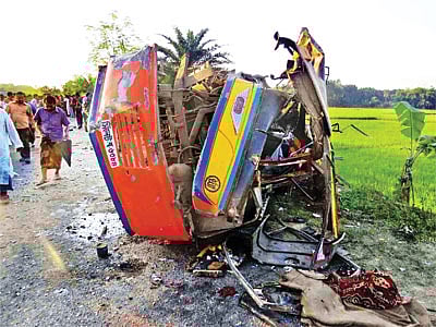 নাটোরের বড়াইগ্রামে গতকাল দুটি বাসের মুখোমুখি সংঘর্ষে দুমড়ে-মুচড়ে উল্টে যাওয়া অথৈ পরিবহনের বাসটি l ছবি: প্রথম আলো