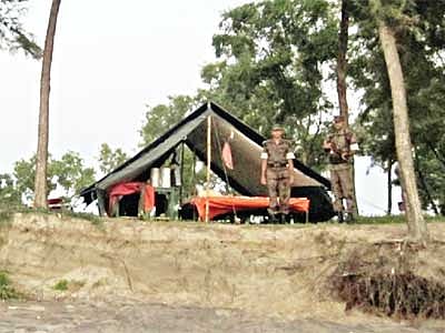 মানব পাচার প্রতিরোধে কক্সবাজারের টেকনাফের খুরেরমুখ এলাকায় অস্থায়ী তল্লাশিচৌকি বসিয়েছে বর্ডার গার্ড বাংলাদেশ l ছবি: প্রথম আলো