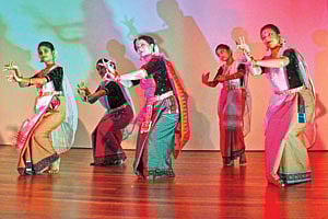 ডেইলি স্টার ভবনের বেঙ্গল প্রিসিঙ্কটে গতকাল ‘শাস্ত্রীয় নৃত্য-উপলব্ধি’ শীর্ষক অনুষ্ঠানে শর্মিলা বন্দ্যোপাধ্যায়ের (মাঝে) নেতৃত্বে মণিপুরি নৃত্যের পরিবেশনা l ছবি: প্রথম আলো