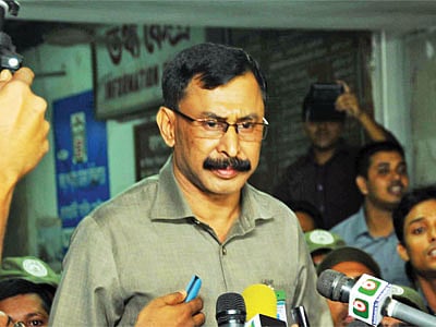 গতকাল রাতে গোলাম আযমের মৃত্যুর খবর সাংবাদিকদের জানান বিএসএমএমইউর পরিচালক আবদুল মজিদ ভূঁইয়া l প্রথম আলো