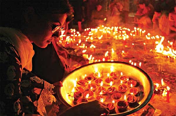 শ্যামাপূজা ও দীপাবলি উপলক্ষে চট্টগ্রাম নগরের অনেক মন্দির ও বাড়িতে প্রদীপ প্রজ্বালন করেন হিন্দু ধর্মাবলম্বীরা। গতকাল সন্ধ্যায় চট্টেশ্বরী কালীবাড়ি থেকে ছবিটি তোলা l প্রথম আলো