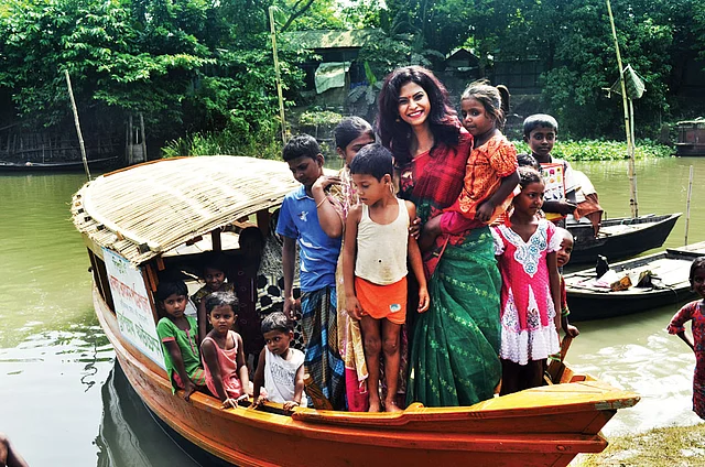 বেদে শিশুদের পাঠশালায় মিজ আয়ারল্যান্ড