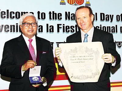 রাজধানীর একটি হোটেলে গতকাল বৃহস্পতিবার ব্র্যাকের প্রতিষ্ঠাতা স্যার ফজলে হাসান আবেদের হাতে স্পেনের সর্বোচ্চ নাগরিক সম্মাননা ‘অর্ডার অব সিভিল মেরিট’ তুলে দেন ঢাকায় নিযুক্ত স্পেনের রাষ্ট্রদূত লুইস তেজাদা চাকোন l ছবি: প্রথম আলো