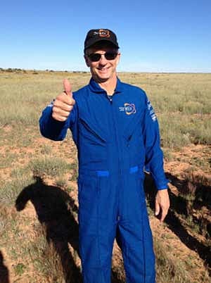 সফল অবতরণের পর অ্যালান ইউস্টেস: ছবি এএফপি