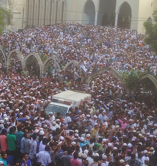 বায়তুল মোকাররম মসজিদে আজ জানাজা শেষে গোলাম আযমের মরদেহ মগবাজারের দিকে নিয়ে যাওয়ার প্রস্তুতি। ছবি: মনিরুল আলম
