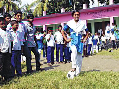 বল পায়ে তমা খাতুন। কুমারখালীর শিলাইদহ ইউনিয়নের খোরশেদপুর সরকারি প্রাথমিক বিদ্যালয়ে গতকাল দুপুরে টিফিনের এক ফাঁকে ছবিটি তোলা l ছবি: প্রথম আলো