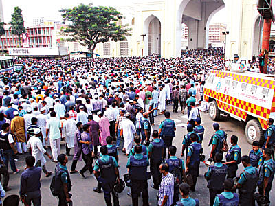 জাতীয় মসজিদ বায়তুল মোকাররমে গতকাল গোলাম আযমের জানাজা অনুষ্ঠিত হয়। জানাজার আগে মসজিদের প্রধান ফটকের দৃশ্য
