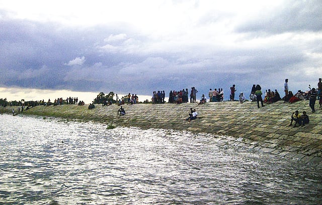 ঈদের ছুটিতে এমনই ভিড় জমেছিল পর্যটকদের, ছবি: লেখক