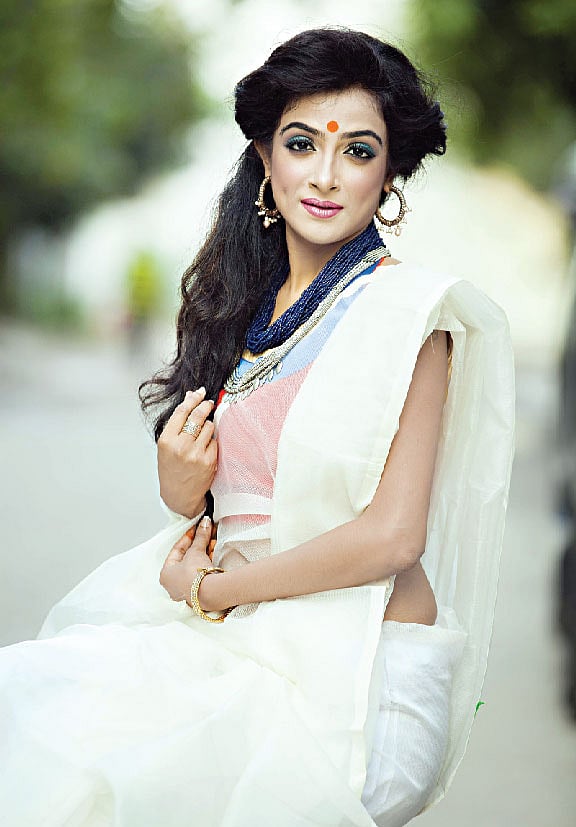 পোশাক সাদা হলে সাজে থাকতে পারে নানা উজ্জ্বল রঙ। মডেল: দোয়েল, ছবি: নকশা