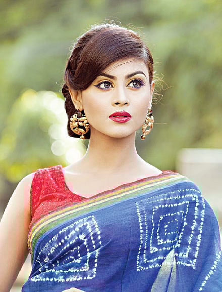 মডেল: মেঘলা