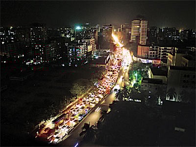 রাজধানী ঢাকায় গতকাল শনিবার সন্ধ্যা নেমেছে ঘুটঘুটে অন্ধকারকে সঙ্গী করে। রাত বাড়ার সঙ্গে সঙ্গে সে অাঁধার সে আরও বেড়েছে। আলো বলতে ছিল রাস্তায় যানবাহনের, অফিস ভবনে জেনারে​টরের, বাসা–বাড়িতে মোমবাতির আলো। সন্ধ্যা সাড়ে ছয়টায় শাহবাগ মোড় থেকে তোলা ছবি l প্রথম আলো