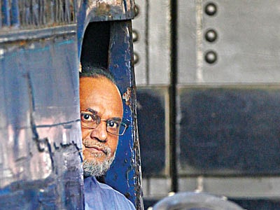 মৃত্যুদণ্ডাদেশের পর মীর কাসেম আলীকে গতকাল ঢাকা কেন্দ্রীয় কারাগারে নেওয়া হয়। কারাগারে প্রবেশের আগমুহূর্তে তোলা ছবি l প্রথম আলো